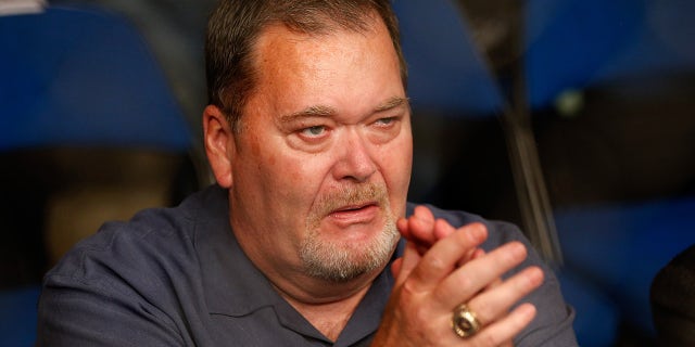 TULSA, 확인 - 팔월 23: Professional wrestling personality Jim Ross is seen in attendance during the UFC Fight Night event at the BOK Center on August 23, 2014 in Tulsa, 오클라호마.
