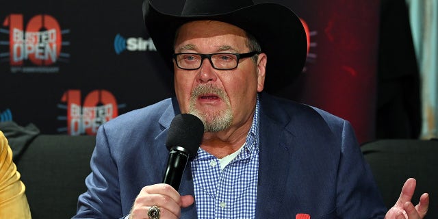 뉴욕, 새로운 - APRIL 06: Jim Ross attends SiriusXM's "Busted Open" celebrating 10th Anniversary In New York City on the eve of WrestleMania 35 4 월 6, 2019 뉴욕시.