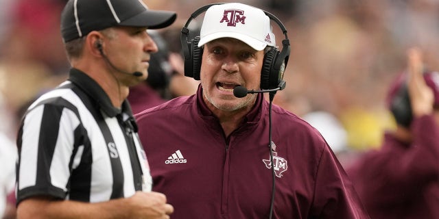 Dans cette photo d'archive du samedi 11 septembre 2021, l'entraîneur-chef du Texas A&M, Jimbo Fisher, se dispute avec un arbitre dans la seconde moitié d'un match de football universitaire de la NCAA contre le Colorado à Denver.  Texas A&M joue Arkansas le samedi 25 septembre 2021. 