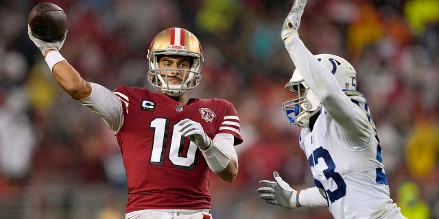 Le quart-arrière des 49ers de San Francisco Jimmy Garoppolo (10) passe contre le secondeur des Colts d'Indianapolis à l'extérieur du secondeur Darius Leonard lors de la première moitié d'un match de football de la NFL à Santa Clara, en Californie, le dimanche 24 octobre 2021.