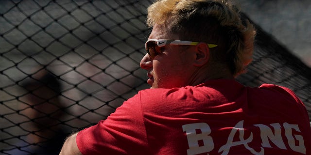 The Atlanta Braves' Joc Pederson waits to take batting practice during a workout ahead of baseball’s National League Championship Series against the Los Angeles Dodgers, 금요일, 10 월. 15, 2021, 애틀랜타.