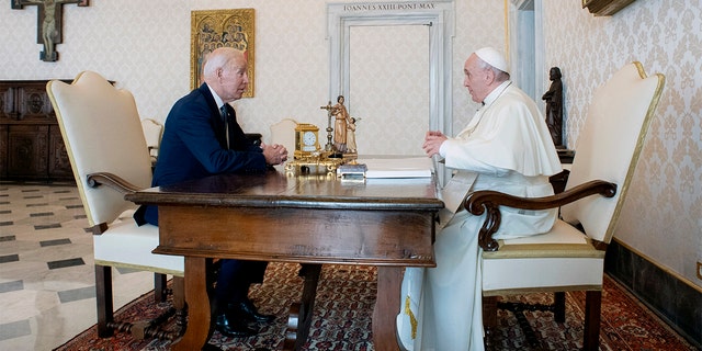 Il presidente degli Stati Uniti Joe Biden parla con papa Francesco quando si incontrano in Vaticano venerdì 29 ottobre 2021.  (Via Vatican Media AP)
