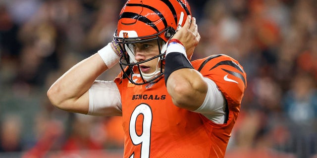 辛辛那提, OHIO - 九月 30: 乔·伯罗 #9 of the Cincinnati Bengals looks on in the third quarter against the Jacksonville Jaguars at Paul Brown Stadium on September 30, 2021 在辛辛那提, 俄亥俄.