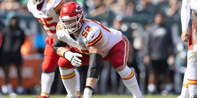 Chiefs' Joe Thuney Played With Broken Hand Last Week, Plans To Do It ...