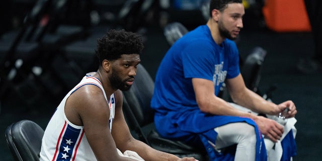 Philadelphia 76ers center Joel Embiid (左) and guard Ben Simmons during the second quarter against the Sacramento Kings at Golden 1 Center on Feb. 9, 2021, サクラメントで, カリフォルニア