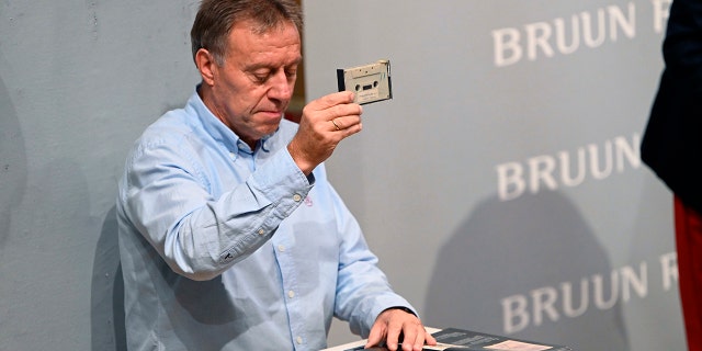 A cassette tape containing a 51-year-old interview of John Lennon and Yoko Ono has been sold for $75,000. The five-figure hammer price included the buyer’s premium and supplied the winning bidder an original 33-minute recording, an unreleased song and photographs of the famous couple, according to Bruun Rasmussen Auctioneers.