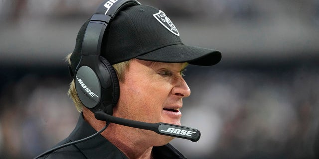 Las Vegas Raiders head coach Jon Gruden stands on the sidelines during the first half of an NFL football game against the Miami Dolphins, 日曜日, 9月. 26, 2021, ラスベガスで.