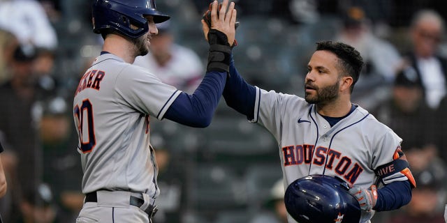 Houston Astros second baseman Jose Altuve, derecho, celebrates his home run with Kyle Tucker (30) in the ninth inning during Game 4 of a baseball American League Division Series against the Chicago White Sox Tuesday, oct. 12, 2021, in Chicago.