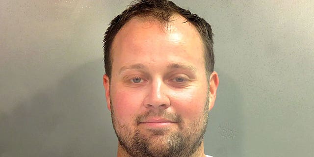 Josh, 33, enfrenta duas acusações de baixar e possuir pornografia infantil.  Ele se declarou inocente.