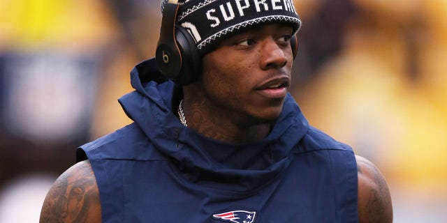 New England Patriots wide receiver Josh Gordon (10) warms up before playing the Pittsburgh Steelers at Heinz Field.