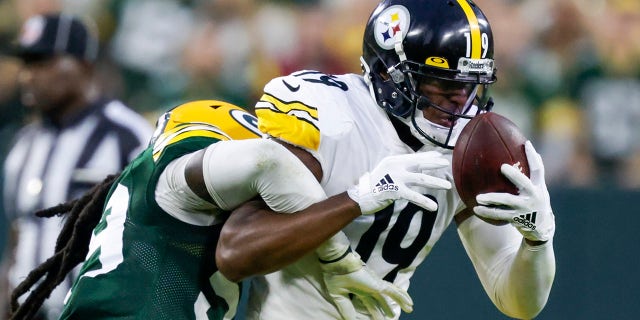 Pittsburgh Steelers' JuJu Smith-Schuster catches a pass with Green Bay Packers' De'Vondre Campbell defending during the second half of an NFL football game Sunday, Oct. 3, 2021, in Green Bay, Wis.