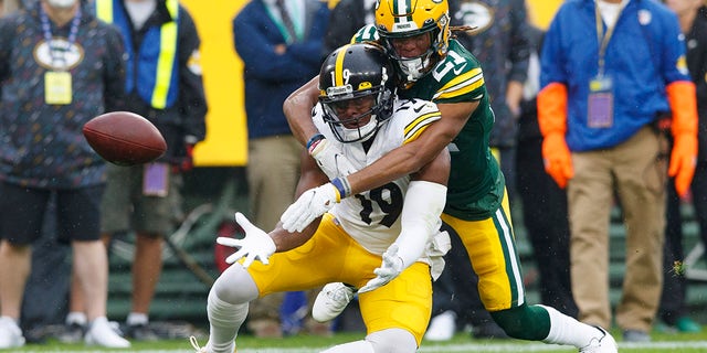 Green Bay Packers cornerback Eric Stokes (21) defends the pass to Pittsburgh Steelers wide receiver JuJu Smith-Schuster (19) in the first quarter at Lambeau Field.