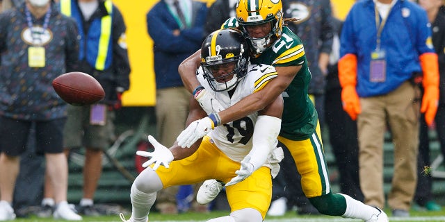 Green Bay Packers cornerback Eric Stokes (21) defends the pass intended for Pittsburgh Steelers wide receiver JuJu Smith-Schuster (19) during the first quarter at Lambeau Field.