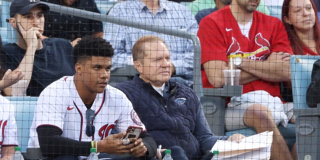 Juan Soto of the Washington Nationals and agent Scott Boris look on during the National League Wild Card Game between the St. Louis Cardinals and the Los Angeles Dodgers at Dodger Stadium on October 06, 2021 ロサンゼルスで, カリフォルニア.
