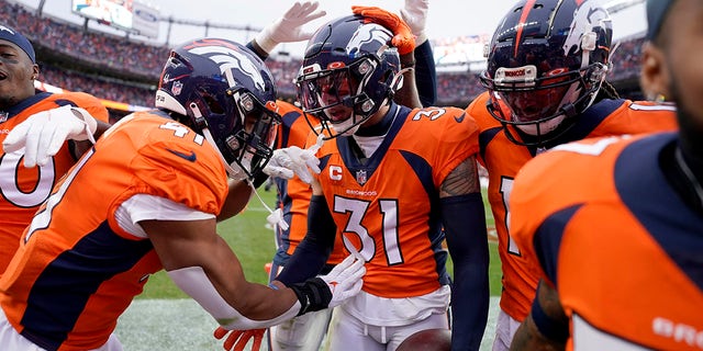 El defensor libre de los Denver Broncos, Justin Simmons (31), celebró su intercepción contra el equipo de fútbol de Washington en la primera mitad del partido de fútbol de la NFL el domingo 31 de octubre de 2021 en Denver.