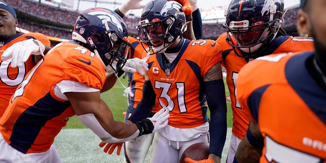 Denver Broncos Free Safety Justin Simmons, 31 ans, célèbre son interception contre le Washington FL lors de la première moitié d'un match de football de la NFL, dimanche 31 octobre 2021, à Denver.