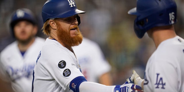 Justin Turner des Dodgers célèbre après sa victoire à domicile contre les Milwaukee Brewers le 2 octobre 2021 à Los Angeles.