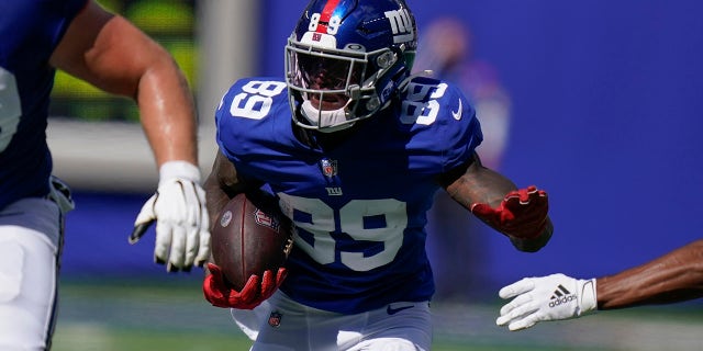 New York Giants wide receiver Kadarius Toney runs the ball during the first half of a game, Domenica, Sett. 26, 2021, a East Rutherford, N.J.