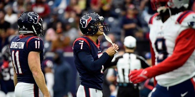 Houston Texans place kicker Ka'imi Fairbairn (7) reacts after missing an extra point against the New England Patriots during the first half of an NFL football game Sunday, 十月. 10, 2021, 在休斯敦.