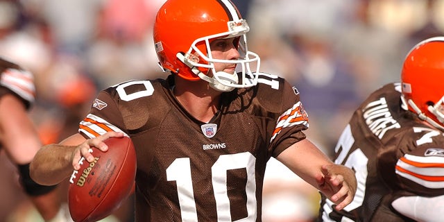 Kelly Holcomb #10 of the Cleveland Browns looks to throw a pass against the Baltimore Ravens at M&T Stadium on Sept. 14, 2003 in Baltimore, Maryland.