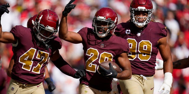 ワシントンフットボールチームのコーナーバックケンドールフラー (29) celebrates his interception with teammates during the first half of an NFL football game against the Kansas City Chiefs, 日曜日, 10月. 17, 2021, ランドオーバーで, メリーランド.