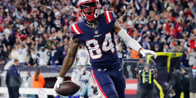 Il wide receiver dei New England Patriots Kendrick Bourne (84) festeggia nella zona finale quando il secondo tempo contro i Douglas Cowboys si svolge domenica 17 ottobre 2021 a Mass, Foxborough.