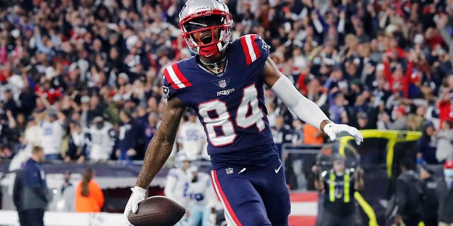 El receptor abierto de los New England Patriots, Kendrick Bourne (84), celebra en la zona final cuando la segunda mitad contra los Douglas Cowboys se lleva a cabo el domingo 17 de octubre de 2021 en Mass, Foxborough.