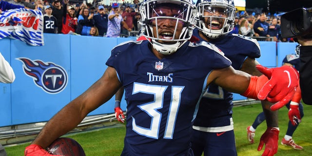 十月 18, 2021; 纳什维尔, 田纳西州, 美国; Tennessee Titans free safety Kevin Byard (31) celebrates after an interception during the first half against the Buffalo Bills at Nissan Stadium.