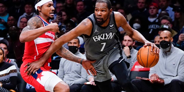 Brooklyn Nets' Kevin Durant (7) drives past Washington Wizards' Bradley Beal (3) during the second half of an NBA basketball game Monday, oct. 25, 2021, en Nueva York. The Nets won 104-90.