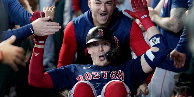 The Boston Red Sox's Enrique Hernández celebrates in the dugout after his home run against the Houston Astros during the fourth inning in Game 2 of the American League Championship Series Saturday, 10 월. 16, 2021, 휴스턴.