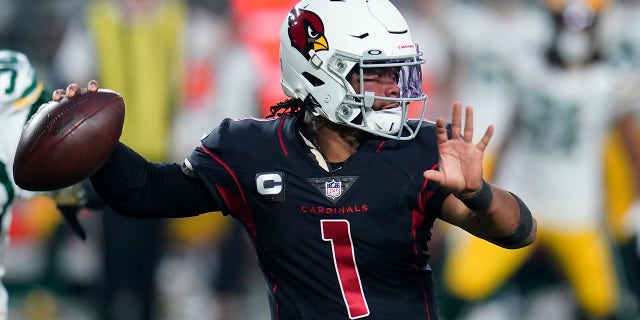 Hậu vệ cánh Kyler Murray của Arizona Cardinals có vẻ sẽ vượt qua Green Bay Packers trong hiệp một của trận đấu bóng đá NFL, Thứ Năm, ngày 28 tháng 10 năm 2021, tại Glendale, Arizona.