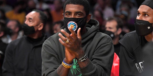 Kairy Irving de 11 años de Brooklyn Nets (11 años) está disfrutando del banquillo durante el partido de semifinales contra Los Angeles Lakers el 3 de octubre de 2021 en el 