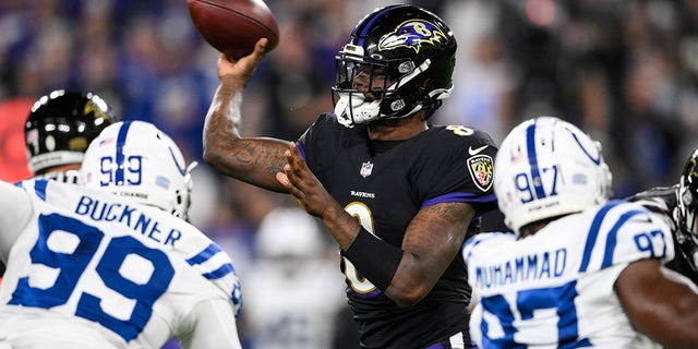 볼티모어 레이븐스(Baltimore Ravens) 쿼터백 라마 잭슨(8)이 2021년 10월 11일 월요일 NFL 미식축구 경기 전반전 동안 인디애나폴리스 콜츠의 수비단 드 포레스트 버크너(99)와 수비단 콰단 무하마드(97)의 압박을 받아 공을 던지고 있다. 볼티모어 . 