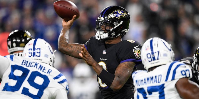 볼티모어 레이븐스(Baltimore Ravens) 쿼터백 라마 잭슨(8)이 2021년 10월 11일 월요일 NFL 미식축구 경기 전반전 동안 인디애나폴리스 콜츠의 수비단 드 포레스트 버크너(99)와 수비단 콰단 무하마드(97)의 압박을 받아 공을 던지고 있다. 볼티모어 . 