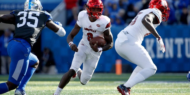 Lamar Jackson (8) of the Louisville Cardinals runs with the ball against the Kentucky Wildcats during a game at Commonwealth Stadium on November 25, 2017 in Lexington, Kentucky.