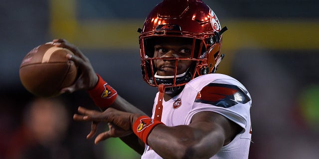 Lamar Jackson (8) of the Louisville Cardinals warms up for a game against the North Carolina State Wolfpack at Carter Finley Stadium on October 5, 2017 in Raleigh, North Carolina. 