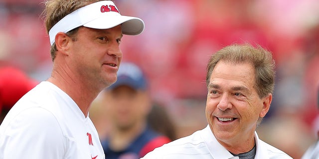 El entrenador en jefe Nick Saban de Alabama Crimson Tide, derecho, habla con el entrenador en jefe Lane Kiffin de los Mississippi Rebels antes de un juego en el Bryant-Denny Stadium Oct. 2, 2021 en Tuscaloosa, Alabama.