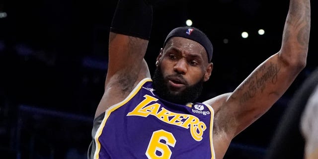 O atacante do Los Angeles Lakers, LeBron James, dunks na segunda metade do jogo da equipe contra o Phoenix Suns em Los Angeles na sexta-feira, 22 de outubro de 2021.