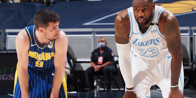 T.J. McConnell #9 of the Indiana Pacers and LeBron James #23 of the Los Angeles Lakers looks on during the game on May 15, 2021 at Bankers Life Fieldhouse in Indianapolis, 인디애나.