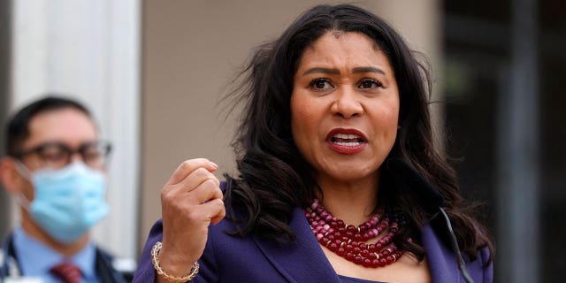 El alcalde de San Francisco, London Breed, habla en una conferencia de prensa frente al Hospital General Zuckerberg en San Francisco con trabajadores esenciales para conmemorar el primer aniversario del cierre del COVID-19 el 17 de marzo de 2021 en San Francisco, California.  