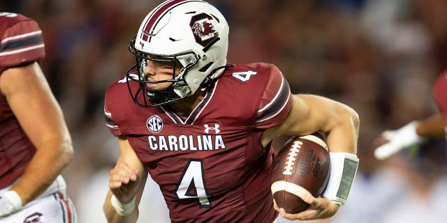 South Carolina quarterback Luke Doty (4) runs with the ball in the second half of an NCAA college football game against Kentucky, 토요일, 씨족. 25, 2021 at Williams-Brice Stadium in Columbia, SC.