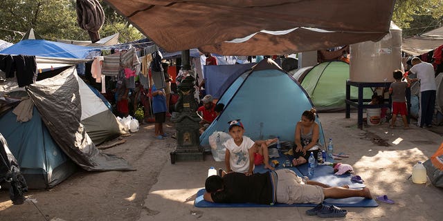 Mainstream morning news ignores massive migrant caravan on its way to border met USA