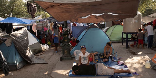 Migrantes en busca de asilo de Centroamérica enviados de regreso a México bajo el título 42 después de cruzar la frontera entre Estados Unidos y México en una plaza donde cientos de migrantes viven en tiendas de campaña en Reynosa, México, el 27 de agosto de 2021.  REUTERS:  / Ir a Nakamura