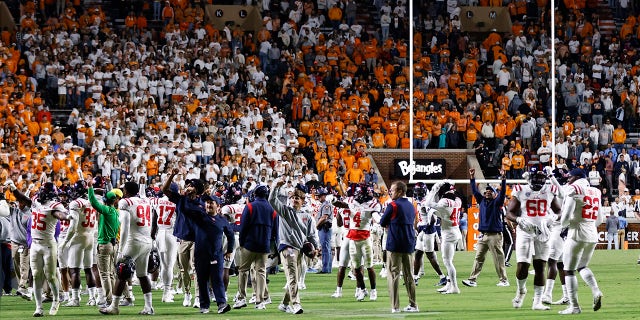 Spelers van Mississippi State staan ​​op het veld nadat een wedstrijd was uitgesteld omdat fans flessen op het veld gooiden tijdens de tweede helft van een NCAA college football team-wedstrijd tegen Tennessee, zaterdag 16 oktober 2021, in Knoxville.  Mississippi won met 31-26.