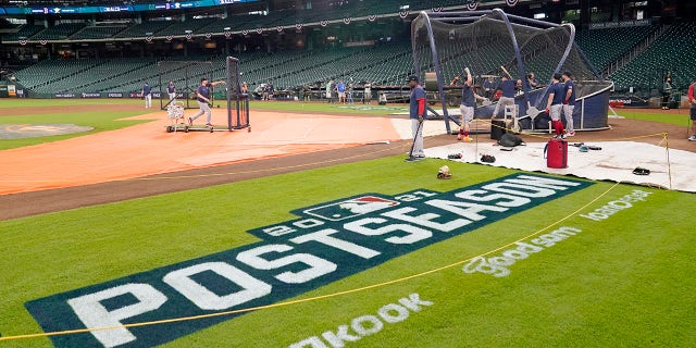 The Boston Red Sox participate in batting practice in Houston, jueves, oct. 14, 2021. The Red Sox are scheduled to play the Houston Astros in Game 1 of the baseball AL Championship Series on Friday.
