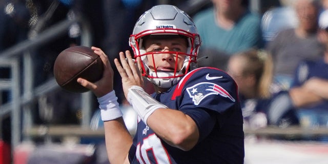 New England Patriots quarterback Mac Jones throws a pass during the first half of an NFL football game against the New Orleans Saints, 일요일, 씨족. 26, 2021, 폭스 버러, 질량.