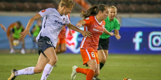 HOUSTON, TX - MAY 27:  Washington Spirit defender Rebecca Quinn (4) chases Houston Dash forward Meleana ‘Mana’ Shim (6) during the soccer match between the Washington Spirit and Houston Dash on May 27, 2018 at BBVA Compass Stadium in Houston, Texas. 