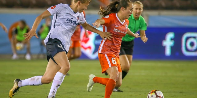 HOUSTON, TX - MAY 27: Washington Spirit defender Rebecca Quinn (4) chases Houston Dash forward Meleana ‘Mana’ Shim (6) during the soccer match between the Washington Spirit and Houston Dash on May 27, 2018 at BBVA Compass Stadium in Houston, Texas.