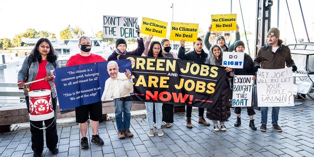 October 18, 2021 - Washington, DC, United States: A protest against the legislative positions that U.S. Senator Joe Manchin (D-WV) has taken regarding the budget reconciliation package. The protest took place near the dock where the Senator's boat is docked in Washington, D.C. (Photo by Michael Brochstein/Sipa USA)No Use Germany.