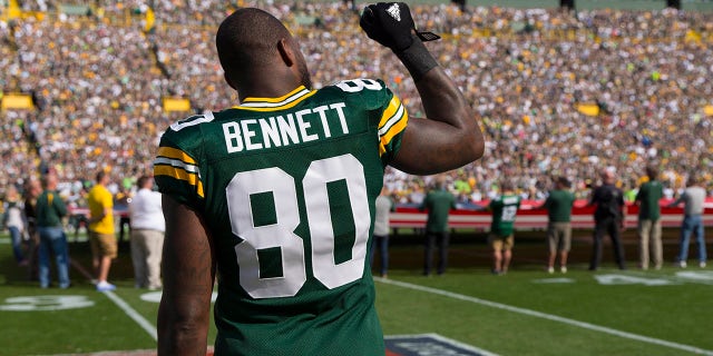 Green Bay Packers kết thúc chặt chẽ Martellus Bennett # 80 nắm tay trong không khí trong bài quốc ca trước trận đấu với Seattle Seahawks tại Lambeau Field vào ngày 10 tháng 9 năm 2017.